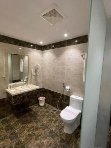 Abū Qa‘arAl Farhan Hotel & Suites Hafr Al Batin的一间带卫生间和水槽的浴室