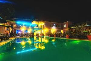 阿鲁沙Okaseni Lodge的夜间游泳池,灯光照亮