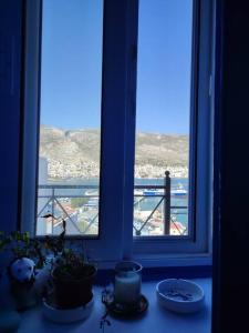 卡利诺岛Sunrise Apartments - Aegean Blue的客房设有海景窗户。