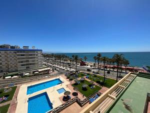 贝纳尔马德纳BENALMADENA ALOHA PLAYA BEACH LOFT的从度假村的阳台上可欣赏到海景