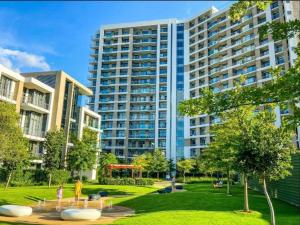 比勒陀利亚Menlyn Maine Trilogy Apartment 808的 ⁇ 染一个公园,有一座大建筑