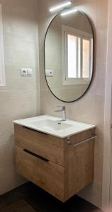 托罗克斯Residentie Montesol的一间带水槽和镜子的浴室