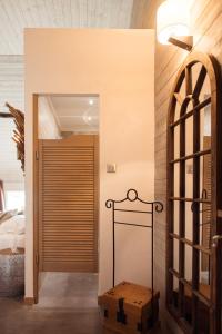 圣吉尔Abri Cosy - Suite Romantique的卧室设有通往床的门