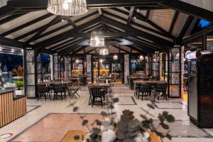 厄吕代尼兹蓝星酒店的餐厅设有桌椅和吊灯。
