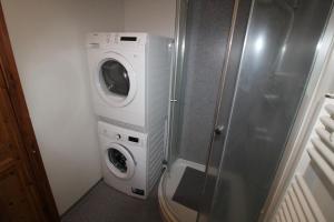 胡萨维克Húsavík Apartments的浴室内配有洗衣机和洗衣机。