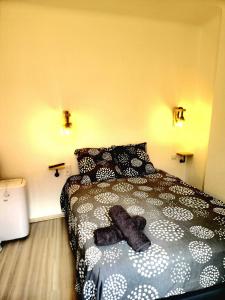 科利尤尔Charmante maison de village Collioure的卧室配有带枕头的黑白床。