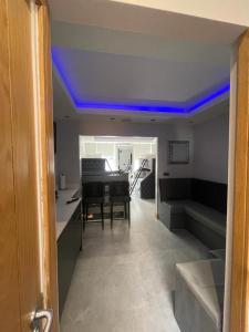 利物浦Belvedere Aparthotel - 83 Mount Pleasant的一间设有钢琴的房间和一间带桌子的房间