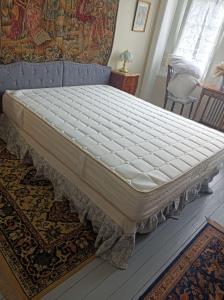 加来Villa des Chats的地板上一张床垫的床铺
