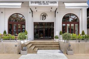 帕拉塔蒙Diverso Platamon, Luxury Hotel & Spa的前面有楼梯的建筑