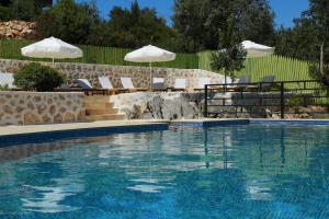 帕塔拉达达诺斯酒店的庭院内带椅子和遮阳伞的游泳池
