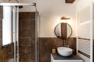 维罗纳Ponte Postumio的一间带水槽和玻璃淋浴的浴室