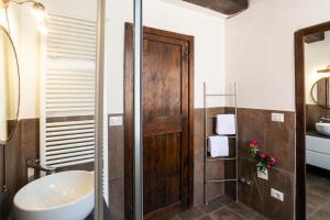 维罗纳Ponte Postumio的带浴缸、水槽和淋浴的浴室