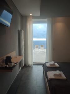 里奥马哲雷都耶洁美利酒店的酒店客房设有两张床,享有海景。
