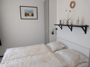韦斯特卡佩勒VUURTOREN Bed by the Sea的白色客房 - 带2个枕头的床