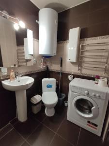 敖德萨Guest House Odessa Sea的浴室配有卫生间水槽和洗衣机。