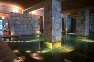 圣文森特碧丽亚公园酒店的一座石头墙建筑中的游泳池