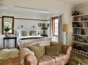 ForthForth River Cottage的客厅配有床和沙发