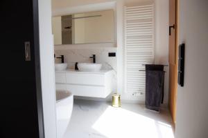 库罗阿尔滕堡Tolle Bergvilla im Osterzgebirge的白色的浴室设有两个盥洗盆和镜子