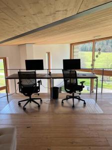 库罗阿尔滕堡Tolle Bergvilla im Osterzgebirge的一间办公室,房间内设有一张桌子和四把椅子