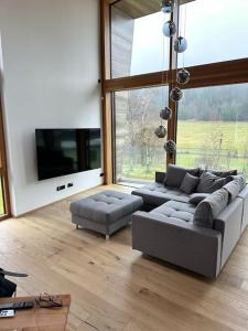 库罗阿尔滕堡Tolle Bergvilla im Osterzgebirge的客厅设有两张沙发和一个大窗户