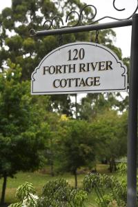ForthForth River Cottage的公园里读到喷泉的标志