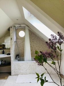 Tournedos-sur-SeineClairseine的一间带水槽和窗户的浴室