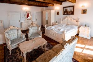 捷克克鲁姆洛夫莱拉里亚旅馆的一间卧室配有一张床和两把椅子
