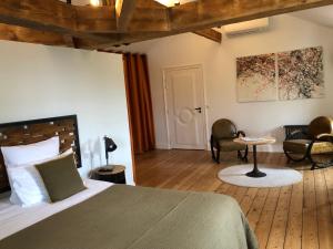 波尔多Le Clos des Queyries的卧室配有一张床和一张桌子及椅子
