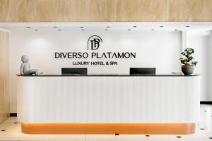 帕拉塔蒙Diverso Platamon, Luxury Hotel & Spa的印有染料种植园大堂酒店和Spa标志