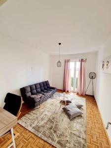 戈尔多拉Appartamento 4.5 - Gordola的带沙发和地毯的客厅