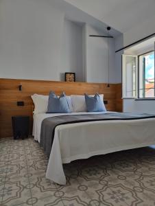阿拉西奥Casa Aicardi的一间卧室配有一张带蓝色枕头的大床