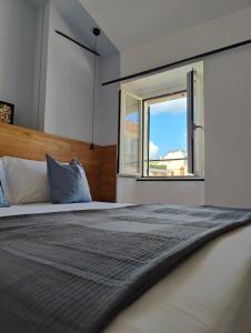 阿拉西奥Casa Aicardi的一间卧室设有一张大床和窗户