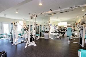 沃尔顿堡滩Destin West Gulfside Villa V402的一间健身房,里面配有几个跑步机和机器
