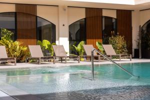 坎波菲利斯·迪·罗切Limen Wellness Hotel & Spa的一个带躺椅的游泳池