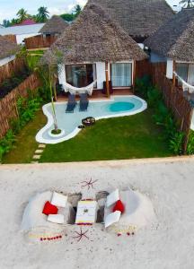 南威Safaya Luxury Villas - Adults only的享有度假胜地的空中景致,在沙滩上配有沙发