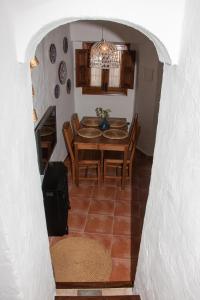 奥尔维拉Acogedora casa rural en Olvera ,La Morada的一间带桌椅的用餐室