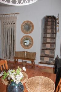 奥尔维拉Acogedora casa rural en Olvera ,La Morada的客厅配有长凳和墙上的镜子