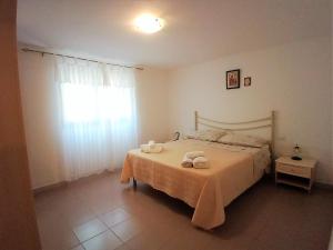 布多尼Case Vacanze San Silvestro的一间卧室配有一张床,上面有两条毛巾