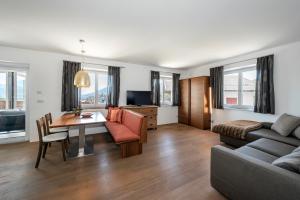 罗登戈史高思白力全景公寓的客厅配有桌子和沙发