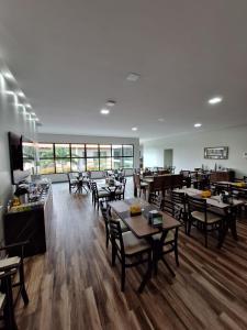 皮拉尼亚斯Hotel Reserva do Xingó的一间在房间内配有桌椅的餐厅