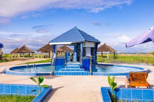 BakauSeaview 1-Bed Suite on Cape Point Beach Bakau的度假村的游泳池,带凉亭