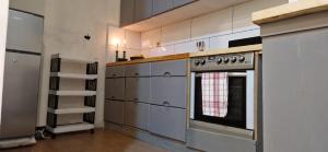拉利贝拉Light and airy villa in Lalibela的厨房配有白色橱柜和炉灶烤箱。