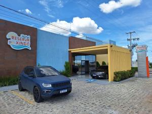 皮拉尼亚斯Hotel Reserva do Xingó的停在车库前的蓝色汽车