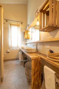 格罗塞托港Agriturismo Sweet Cottage的一间带水槽和镜子的浴室