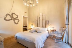 格罗塞托港Agriturismo Sweet Cottage的一间卧室配有一张床和一个吊灯