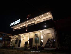 穆扎夫法尔普尔Ratna Hotel & Banquet的一座晚上有灯的建筑