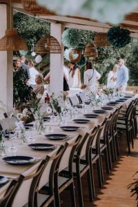 勒拉旺杜博赛特酒店的一张长桌子,椅子和婚礼上的人