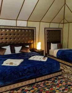 梅尔祖卡Blue Sky Luxury Camp的一间帐篷内带两张床的卧室