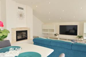 卡利Apartment Sea view的客厅配有蓝色的沙发和电视