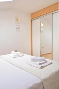 卡利Apartment Sea view的卧室配有一张带镜子的白色床